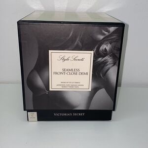 VICTORIA SECRET SEAMLESS FRONT CLOSE DEMI BRA NEW black size  C